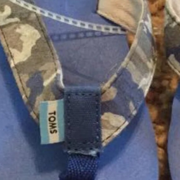 Brand New KIDS TOMS Flip Flops Sz 12 - Picture 2 of 2
